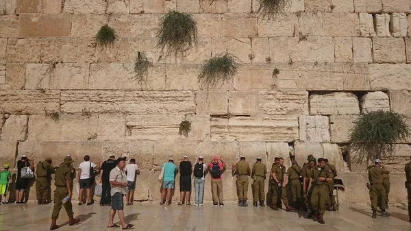 JERUSALEM, ISRAEL - 31.08.2015: La muralla del antiguo templo de Israel en Jerusalén. Construido por Herodes el Grande en el Monte del Templo. El lugar más sagrado del judaísmo . — Foto de Stock