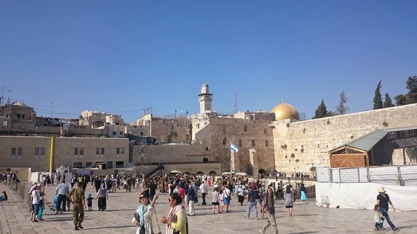 JERUSALEM, ISRAEL 31.08.2015: O muro das lamentações do antigo templo de Israel em Jerusalém. Construído por Herodes, o Grande, no monte do Templo. O lugar mais sagrado do judaísmo . — Fotografia de Stock