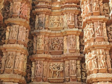 Kandariya Mahadeva Tapınağı'nın sanatsal oyma duvarlarının yakın çekim, Khajuraho Anıtlar Grubu, Hindistan.