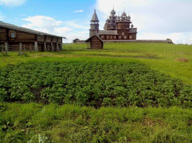 Kizhi Pogost ana girişinin görünümü. Kizhi adası, Onega gölü, Karelia, Rusya Federasyonu.