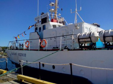 Solovetsky manastırının Transfigürasyonu önünde gemiler için manastır iskelesi. Rusya, Arkhangelsk region, Primorsky bölgesi, Solovki