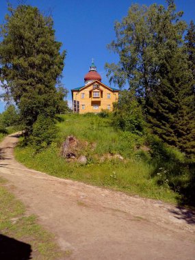 Solovki'deki tapınağın yanındaki eski binalar. Solovetsky Adaları, Arkhangelsk bölgesi, Beyaz deniz