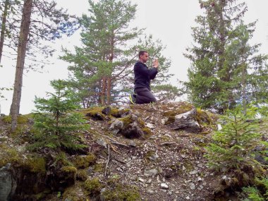Adamım, yan görüş dua. Rusya. Karelya. Ruskeala dağ Parkı yeraltı suyu ile dolu eski bir mermer ocağı.