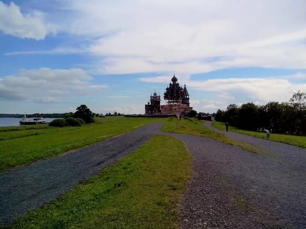 Kizhi Pogost ana girişinin görünümü. Kizhi adası, Onega gölü, Karelia, Rusya Federasyonu. — Stok fotoğraf