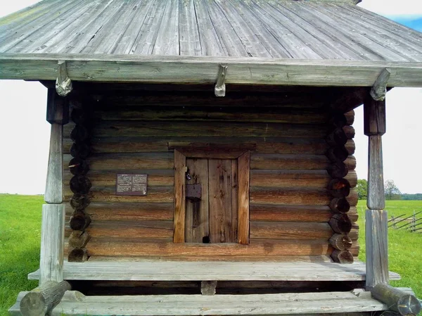 Ön Kizhi ligger i Lake Onega. Karelen. Byggandet av kyrkan. Världsarvet lista över UNESCO. — Stockfoto