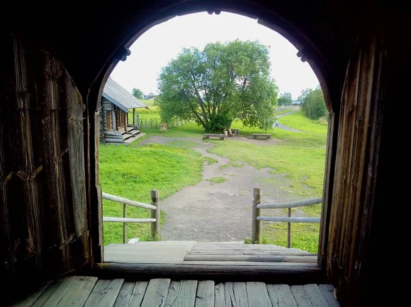 Ön Kizhi ligger i Lake Onega. Karelen. Byggandet av kyrkan. Världsarvet lista över UNESCO. — Stockfoto