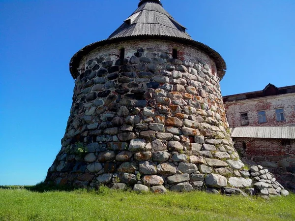 Pohled na západ slunce na Solovetském Spaso-Preobraženskij kláštera, Solovkiho Kreml. Bílé moře, Rusko, Archangelská oblast, ostrov Solovki. — Stock fotografie