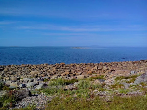 Falu Rabocheostrovsk, KEM. Fehér-tenger dagálykor. Kemsky District, Köztársaság Karelia, Oroszország — Stock Fotó