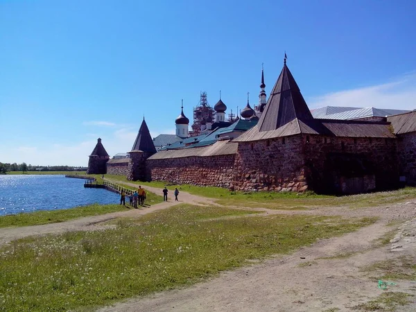 Naplemente kilátás a Solovetsky Spaso-Preobrazhensky Transzfigurációs kolostor ikonikus nézet, Solovki Kremlin. Fehér-tenger, Oroszország, Arkhangelsk régió, Solovki sziget. — Stock Fotó