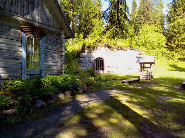 Gamla byggnader nära templet på Solovki. Solovetsky öar, Archangelsk region, vita havet — Stockfoto