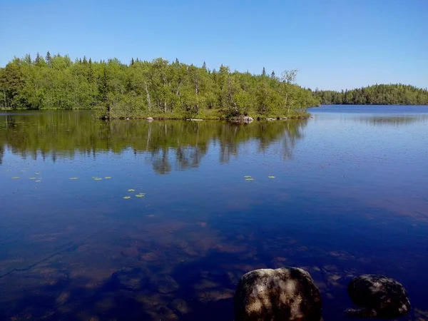 Anzersky adasındaki Solovki manastırının Kutsal Teslis Anzersky skete yakınındaki Troitsk iskelesi, Solovki adaları, Arkhangelsk bölgesi, Rusya — Stok fotoğraf