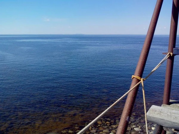 A zona costeira do mar Branco em Cape Beluga, observando torre blagami, Ilhas Solovetsky, Arkhangelsk oblast, Rússia — Fotografia de Stock