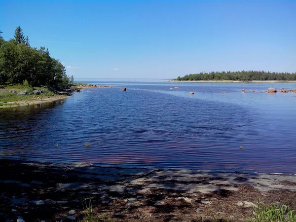 Anzersky adasındaki Solovki manastırının Kutsal Teslis Anzersky skete yakınındaki Troitsk iskelesi, Solovki adaları, Arkhangelsk bölgesi, Rusya — Stok fotoğraf