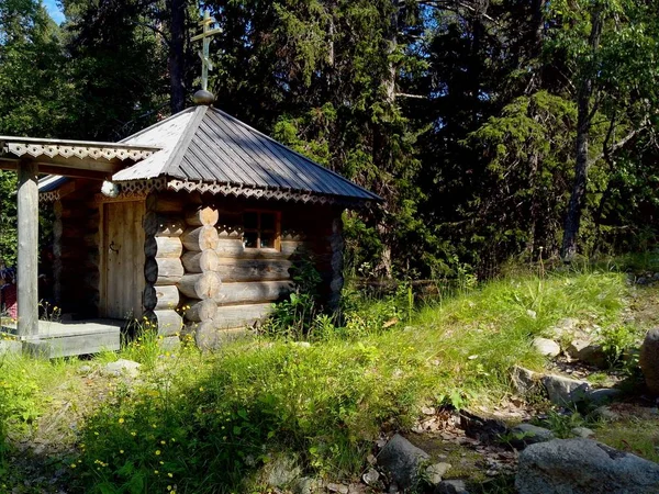 Vieux bâtiments près du temple sur Solovki. Îles Solovetsky, région d'Arkhangelsk, Mer Blanche — Photo