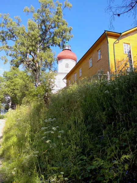 Régi épületek közelében a templom Solovki. Solovetsky-szigetek, Arkhangelsk régió, fehér-tenger — Stock Fotó