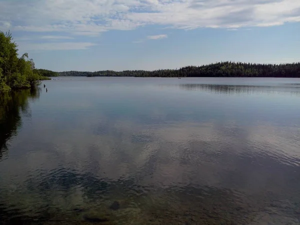 Troitsk Pier nära den heliga treenigheten Anzersky sketen i Solovki kloster på Anzersky Island, Solovki Islands, Archangelsk region, Ryssland — Stockfoto