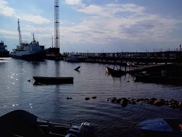 Monastic pier for ships in front of the Transfiguration of the Solovetsky monastery. Russia, Arkhangelsk region, Primorsky district, Solovki — Stock Photo, Image