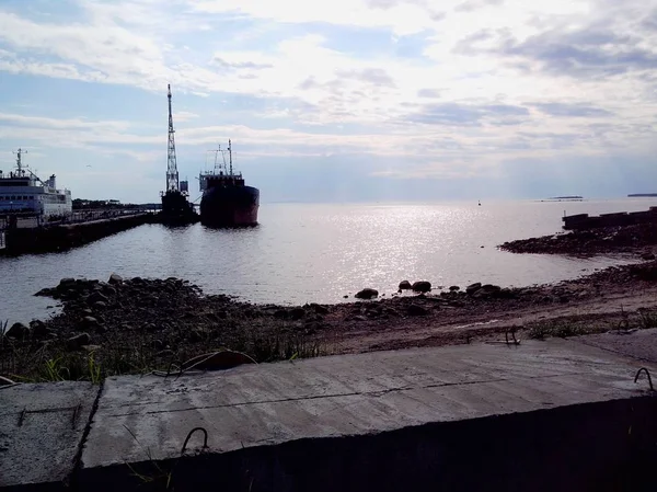 Muelle monástico para barcos frente a la Transfiguración del monasterio Solovetsky. Rusia, región de Arkhangelsk, distrito de Primorsky, Solovki —  Fotos de Stock