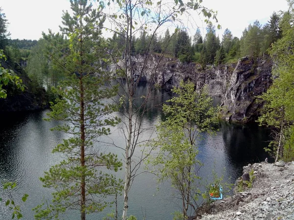 Oroszország. Karélia. Hegyi Ruskeala Park egy korábbi márvány kőfejtő tele a felszín alatti vizek. — Stock Fotó