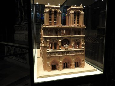 Notre Dame de Paris 'in tahta maketi cam bir kubbenin altında. Notre Dame inşaatı 1163 yılında başladı ve 1345 yılında tamamlandı.