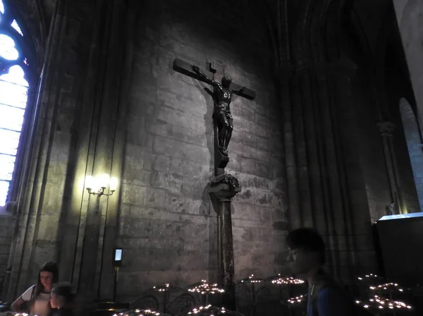 Paris, França - vista interior da famosa catedral de Notre Dame. Património Mundial da UNESCO . — Fotografia de Stock