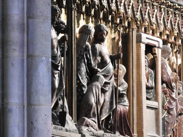 Alívios de madeira do século XIV na Catedral de Notre-Dame de Paris contando a história da vida de Jesus Cristo. Memoriais para vários Cardeais são mostrados abaixo . — Fotografia de Stock