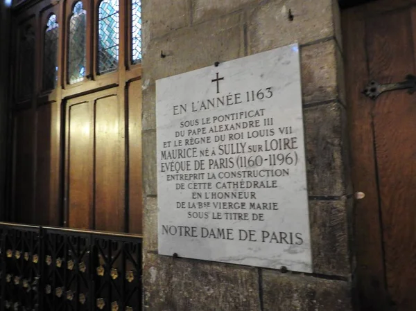 Interior da Notre Dame de Paris em Paris, França. A catedral de Notre Dame é um dos marcos mais visitantes de Paris . — Fotografia de Stock