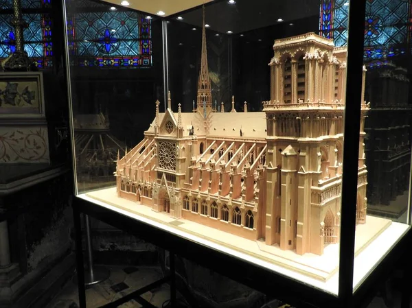 Dřevěný model Notre Dame de Paris pod skleněnou kupolí. Stavba Notre Dame byla zahájena v roce 1163 a dokončena v roce 1345 — Stock fotografie