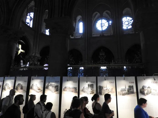 Ampla foto da catedral de Notre Dame interior, Paris, França — Fotografia de Stock