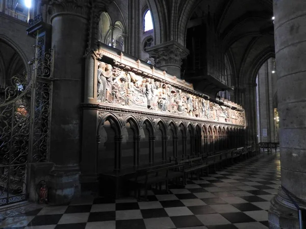Notre-Dame de Paris Katedrali'nde 14. Çeşitli Kardinaller için Anıtlar aşağıda gösterilmiştir. — Stok fotoğraf