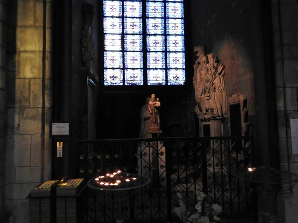 Ampla foto da catedral de Notre Dame interior, Paris, França — Fotografia de Stock