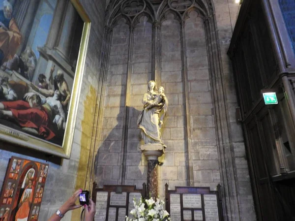 Interior da Notre Dame de Paris em Paris, França. A catedral de Notre Dame é um dos marcos mais visitantes de Paris . — Fotografia de Stock