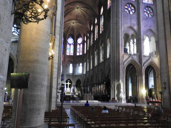 Paris, França - vista interior da famosa catedral de Notre Dame. Património Mundial da UNESCO . — Fotografia de Stock