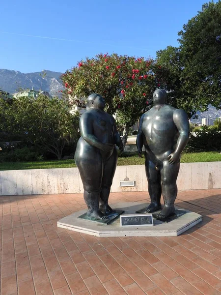 Monte carlo, monaco - 18. juli: die plastik von adam und eve des bildhauers fernando botero hinter dem casino monte-carlo. — Stockfoto