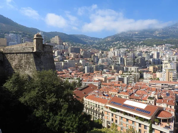 Eski şehir ve Akdeniz, Monaco, Güney Fransa'da kayada Prens Sarayı