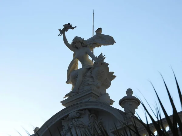 Részletek a tetején a barokk palota a 19-századi Monte Carlo kaszinó Monacóban. Kék ég egy nyári napon. — Stock Fotó