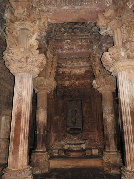 Wnętrze w zachodniej grupie świątyń, w tym Visvanatha, Khajuraho, Madhya Pradesh, Indie, wpisane na listę światowego dziedzictwa UNESCO. — Zdjęcie stockowe