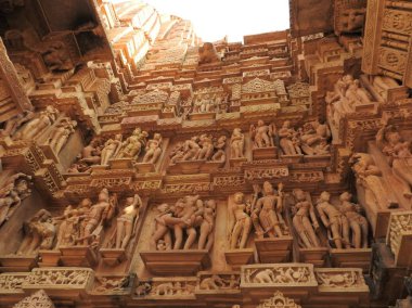 Batı Khajuraho tapınaklar, açık bir günde, Madhya Pradesh Hindistan Kama Sutra sahneleri ve erotik resimler için bilinen bir Unesco Dünya Mirası alanı grubudur.