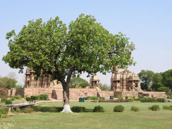 A nyugati csoportban Khajuraho templomok, egy tiszta nap, Madhya Pradesh India egy Unesco Világörökség, ismert jelenetek Kama Sutra és erotikus számok. — Stock Fotó