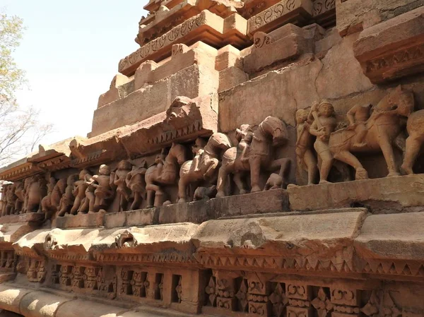 Poses sexuais a partir do kamasutra, close erótico - up de intrincadas cenas esculpidas nas paredes dos templos hindus no grupo ocidental de Khajuraho, Índia — Fotografia de Stock