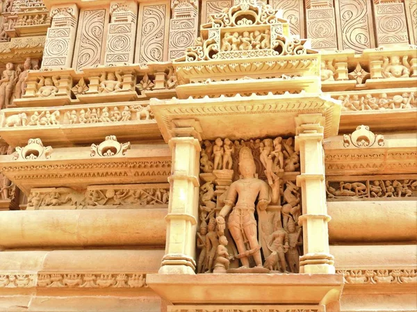 Den västra gruppen av Khajuraho tempel, på en klar dag, Madhya Pradesh Indien är ett världsarv, känd för Kama Sutra scener och erotiska figurer. — Stockfoto