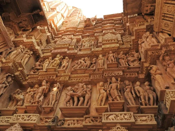 Západní skupina chrámů Khajuraho, za jasného dne, Indie Madhya Pradesh je Unesco světového dědictví UNESCO, známý pro Kama Sutra scény a erotické obrázky. — Stock fotografie