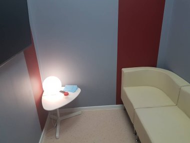 Tıbbi bir test tankında, tıbbi ofisin arka planına karşı meni analizi. Bankanın yakın çekiminde donör spermi. Döllenme, kısırlık tedavisi, çocukların planlanması için banka.