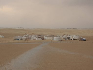 Sahra, Tunus, 25 Temmuz 2018: Sahra Çölü'nde Yıldız Savaşları'nın çekimleri için terk edilmiş manzara, kum tepeleri arka plan karşı Gezegen Tatooine.