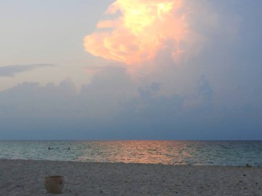 Hammamet'te gün batımı açık güneş. Tunus, Kuzey Afrika.