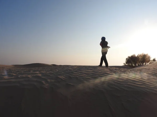 Indah matahari terbit dan pasir bukit pasir di gurun Sahara, Afrika . — Stok Foto