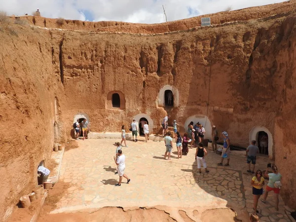 İlkel insan ev ve Berberi Sidi Driss, Matmata, Tunus, Afrika'da, açık bir günde yeraltı mağaraları.