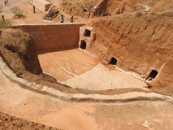 İlkel insan ev ve Berberi Sidi Driss, Matmata, Tunus, Afrika'da, açık bir günde yeraltı mağaraları.
