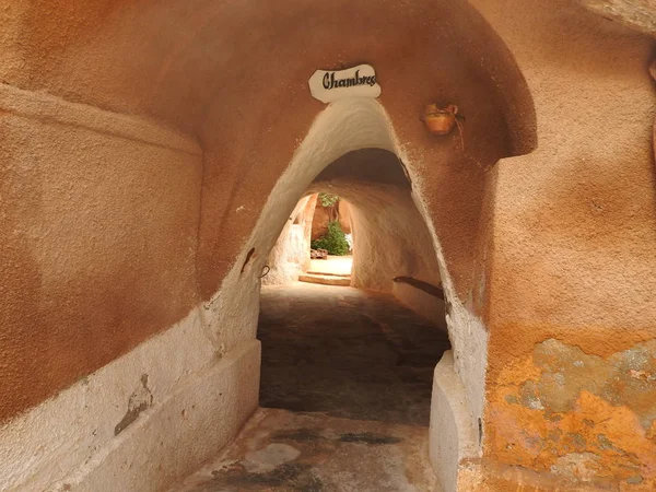 Casas trogloditas y cuevas subterráneas de los bereberes en Sidi Driss, Matmata, Túnez, África, en un día claro . —  Fotos de Stock