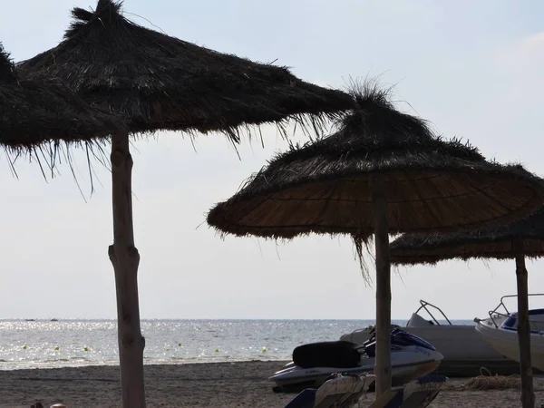 Sombrillas de paja en la playa Túnez Djerba — Foto de Stock